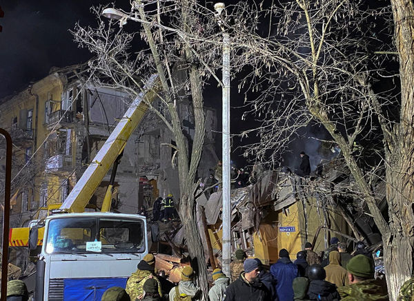 ▲▼俄羅斯以飛彈襲擊烏東，一棟公寓大樓被擊中，造成3死逾20傷。（圖／路透）