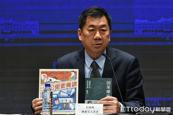 ▲行政院長陳建仁贈書六都首長，《小太陽的公衛素養課》《因果螺旋》。（圖／記者林敬旻攝）