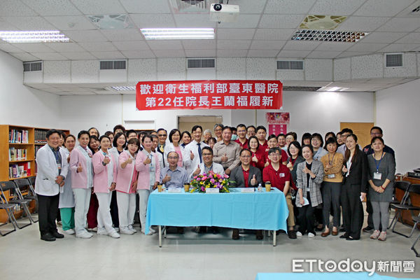 ▲王蘭福宣布未來新營醫院醫師群也將支援台東，雙方大合影期盼團結一心。（圖／記者楊漢聲翻攝）
