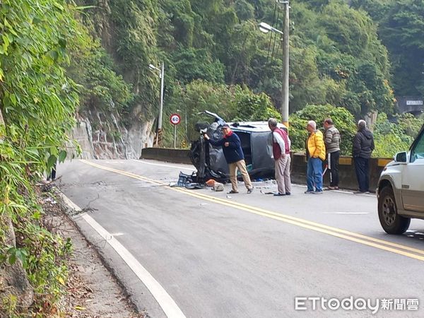 ▲▼苗栗自撞山壁車禍駕駛身亡。（圖／記者蔡文淵翻攝）