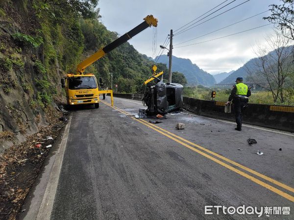 ▲▼苗栗自撞山壁車禍駕駛身亡。（圖／記者蔡文淵翻攝）