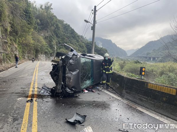 ▲▼苗栗自撞山壁車禍駕駛身亡。（圖／記者蔡文淵翻攝）