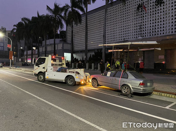 ▲台南市政府交通局在台南市警二分局警方協助下，將台銀前6部抗議車全部拖吊移置。（圖／記者林悅翻攝，下同）