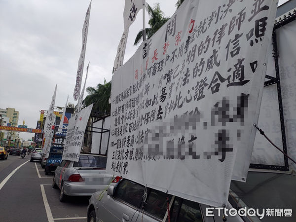 ▲台南市政府交通局在台南市警二分局警方協助下，將台銀前6部抗議車全部拖吊移置。（圖／記者林悅翻攝，下同）