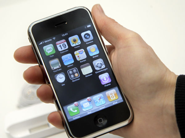 ▲▼2007年出廠的未開封初代蘋果iPhone手機，至今其估價可望達到5萬美元。（圖／達志影像／美聯社）