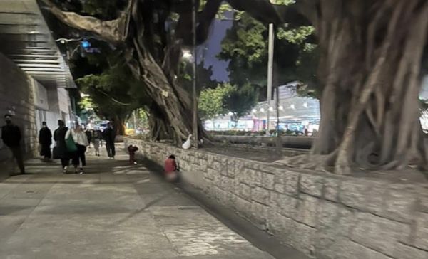 ▲香港網友在尖沙咀路旁拍下一名未知身份的民眾當街脫褲便溺。（圖／翻攝我哋真係好X鍾意香港FB）