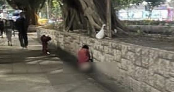 ▲香港網友在尖沙咀路旁拍下一名未知身份的民眾當街脫褲便溺。（圖／翻攝我哋真係好X鍾意香港FB）