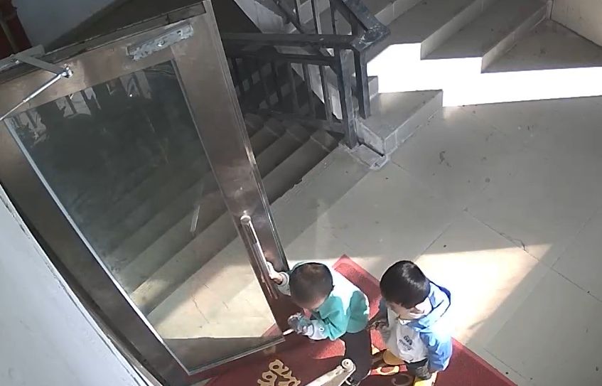 ▲▼1歲寶寶坐學步車「翻滾下樓梯」！驚悚1分鐘曝　爸衝出門悔恨大吼。（圖／翻攝自微博）
