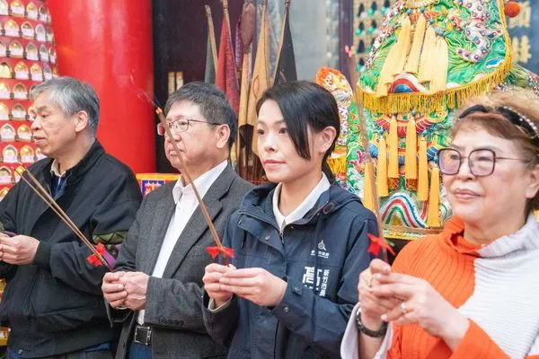 ▲新竹市長高虹安至普天宮參香祈福。（圖／新竹市政府提供）