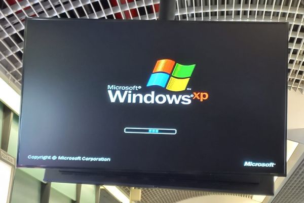 ▲▼捷運電子看板當機，竟是Windows XP型號。（圖／翻攝自Facebook／路上觀察學院）