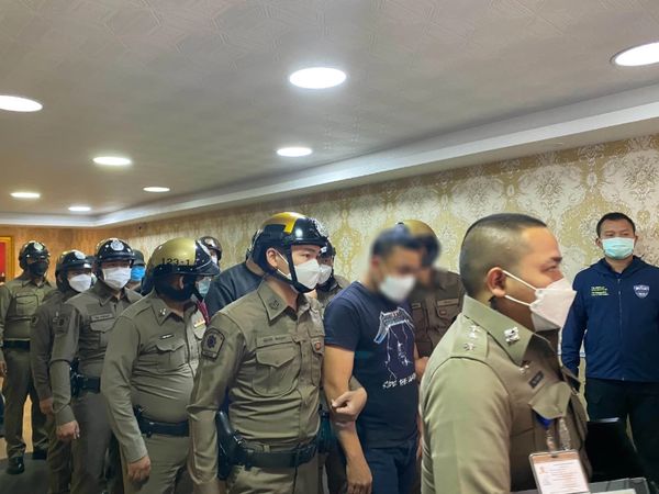 ▲▼泰國6名警察遭押。（圖／翻攝自กรุงเทพธุรกิจ）