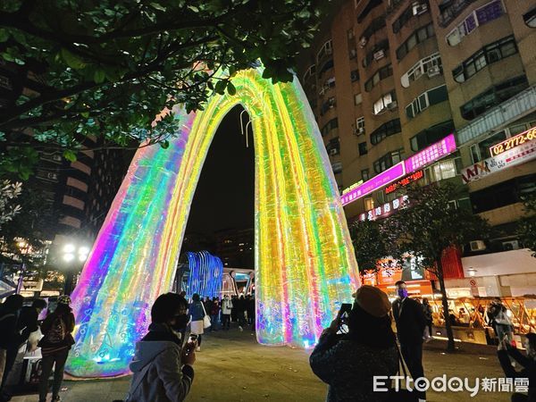 ▲▼2023台灣燈會在台北，其中東區商圈的「光展區」除了可以看到大型兔兔燈飾作品，還特別規劃43件作品「藝術入店」。（圖／記者林育綾攝）