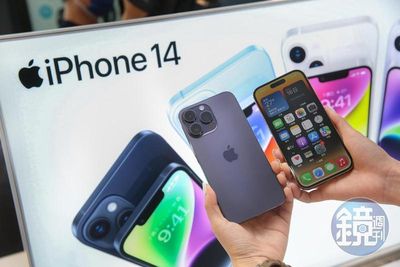 新買iPhone 14！老闆貼完保護貼竟狠敲核桃：砸不壞...她嚇得大叫