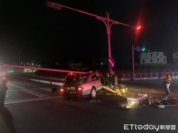 ▲▼苗栗三灣鄉(3日)晚間自小客車自撞道路中央分隔島，駕駛酒後駕車，傷重不治。（圖／記者蔡文淵翻攝）