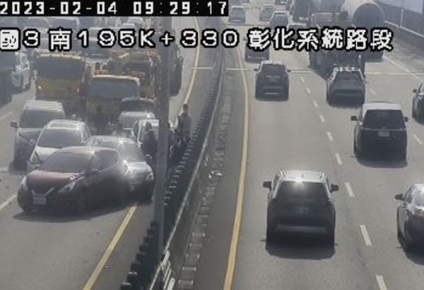 ▲▼02/04,09:25 國3北向195.5K，6小客追撞事故佔用內2線，回堵1k，請用路人小心行駛。（圖／翻攝高速公路1968）