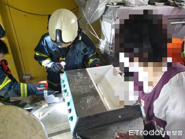 ▲▼             台北市一名婦人在操作桿麵機器時，手指遭機器夾住。（圖／記者黃彥傑翻攝）
