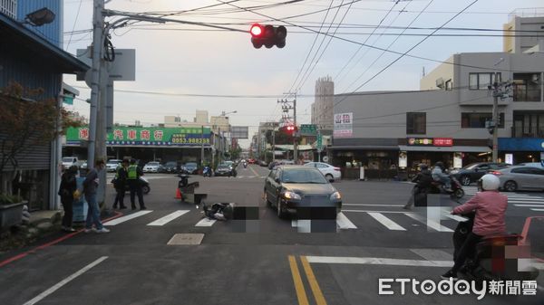 ▲▼汽車疑闖紅燈撞倒2輛機車，其中1輛機車上的2名男子卻棄車逃逸。（圖／民眾提供，下同）