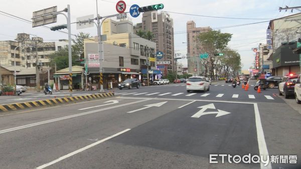 ▲▼汽車疑闖紅燈撞倒2輛機車，其中1輛機車上的2名男子卻棄車逃逸。（圖／民眾提供，下同）