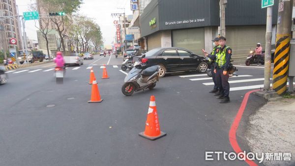 ▲▼汽車疑闖紅燈撞倒2輛機車，其中1輛機車上的2名男子卻棄車逃逸。（圖／民眾提供，下同）