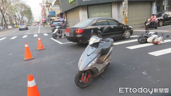 ▲▼汽車疑闖紅燈撞倒2輛機車，其中1輛機車上的2名男子卻棄車逃逸。（圖／民眾提供，下同）