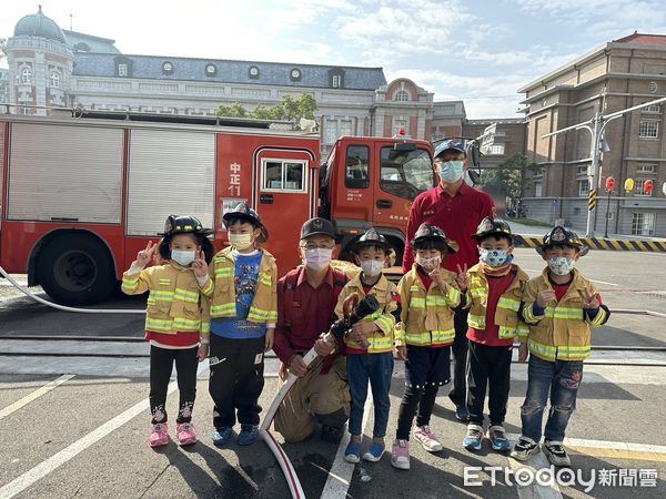 ▲台南市消防局第七大隊中正分隊於4日上午9時至12時舉辦「小小消防體驗營」，讓親子共同學習消防知識。（圖／記者林悅翻攝，下同）
