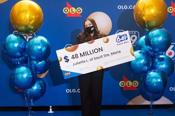 ▲▼加拿大18歲少女拉莫爾（Juliette Lamour）任生第一次買彩券就中獎，獲得超過10億新台幣的高額獎金。（圖／翻攝自推特@LamNguy40552955）