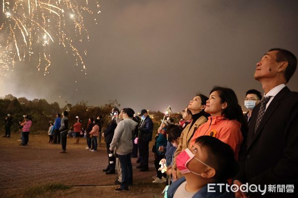 ▲北港朝天宮「玉兔迎春媽祖賜福」晚間精彩啟燈，以媽祖飛天無人機高空秀及長達近20分鐘高空煙火盛大登場。（圖／記者蔡佩旻翻攝）