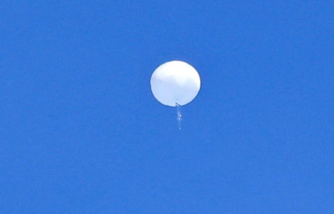 ▲美國4日擊落中國間諜氣球。圖為擊落前。（圖／路透）