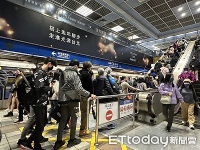 北捷驚見旅客拿出折疊刀!警火速衝場...真相是「剪背包線頭」