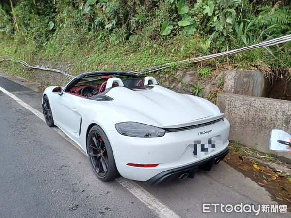 ▲▼范男的保時捷跑車前後懸掛假車牌，警方發現後將他攔下             。（圖／記者陳以昇翻攝）