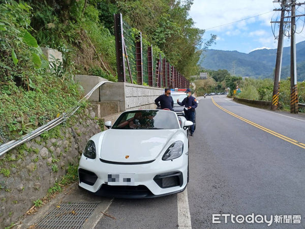 ▲▼范男的保時捷跑車前後懸掛假車牌，警方發現後將他攔下             。（圖／記者陳以昇翻攝）