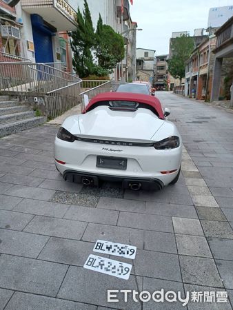 ▲▼范男的保時捷跑車前後懸掛假車牌，警方發現後將他攔下             。（圖／記者陳以昇翻攝）