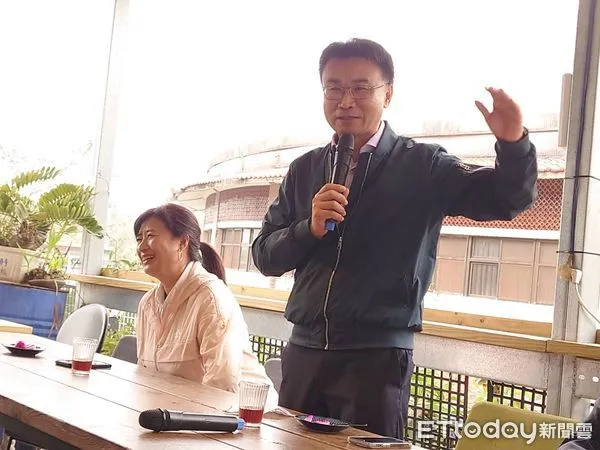 ▲農委會主委陳吉仲（右）日前應蔡培慧邀請赴南投，與青農進行座談。（圖／蔡培慧競選總部提供）