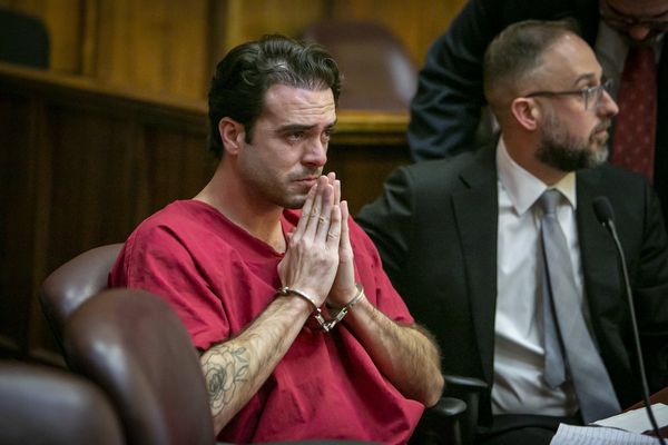 ▲▼身穿紅色囚服的墨西哥男演員萊爾3日在法庭落淚，他向死者與家屬道歉。（圖／達志影像／美聯社）