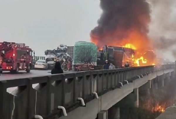 ▲▼湖南高速公路重大傷亡車禍！數十輛追撞「車疊車」爆炸燃起大火。（圖／翻攝微博）