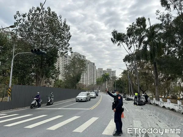 ▲▼警方於現場指揮交通。（圖／記者吳世龍翻攝）