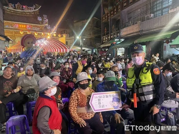 ▲東港警分局於新園新惠宮進行打詐宣導            。（圖／記者陳崑福翻攝，下同）