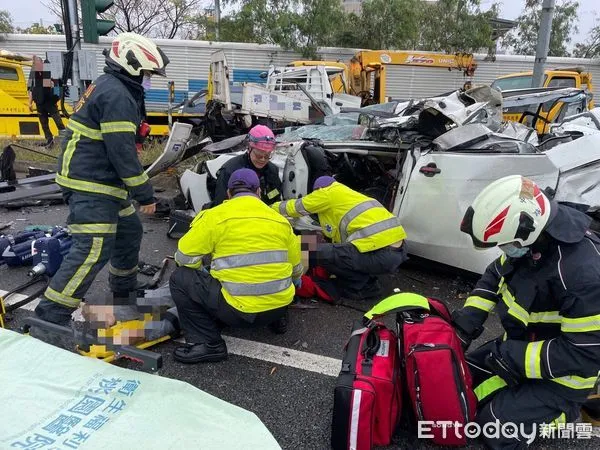 ▲▼國道2號西向多車追撞。（圖／記者楊熾興翻攝）