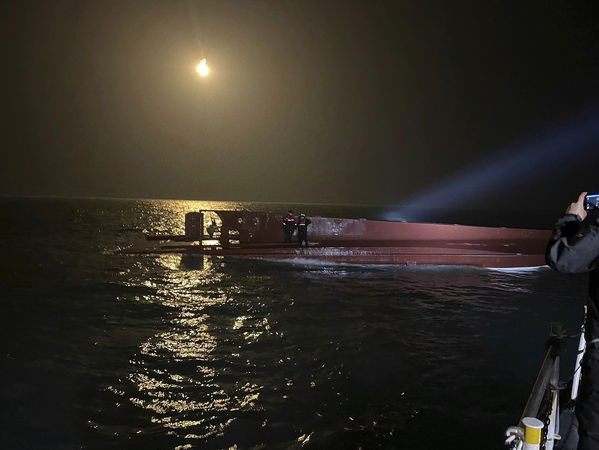 ▲▼南韓漁船青寶號4日深夜在全羅南道新安郡外海翻覆，當局派出海軍、海警和搜救人員前往現場。（圖／CFP）