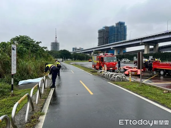 ▲▼警消到場打撈，發現年約30多歲的男子雙腳遭綁，遺體已經開始腐爛。（圖／記者陳雕文翻攝）