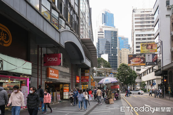 ▲香港,香港街景,中環,大館,Donki激安殿堂中環店,些利街《大口龍仔》壁畫。（圖／記者彭懷玉攝）