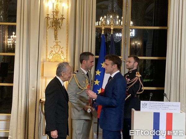 ▲法國總統馬克宏親頒法國榮譽軍團司令勳章（Commandeur）給高行健。（圖／台師大提供）