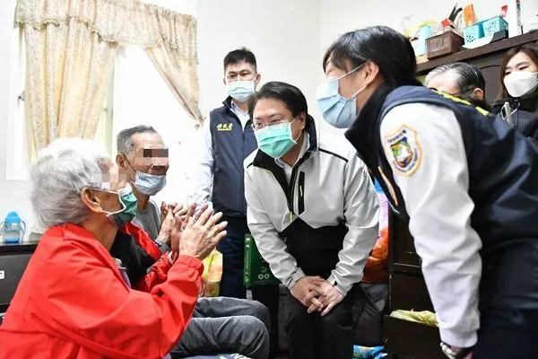 ▲內政部長林右昌桃園探視自行到案逾期外僑