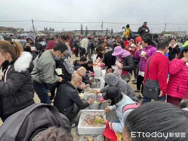 ▲今年吃飯擔活動除了油飯、酸菜鴨、米粉等美味料理，還安排扛飯擔、扛轎體驗以及遶境祈福等活動。（圖／記者蔡佩旻翻攝）