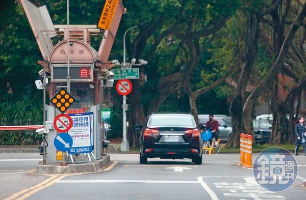 2023年1月31日9時13分，運安會公務車司機常替主委楊宏智跑腿，幾乎每天都會開車進台灣大學。