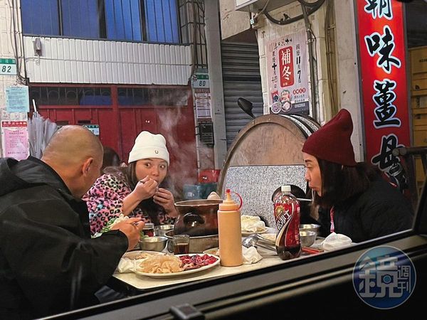 1/28 19:02 大年初七的晚餐時間，小甜甜（中）和好友林利霏（右）、金剛（左），現身松山區的薑母鴨火鍋店。