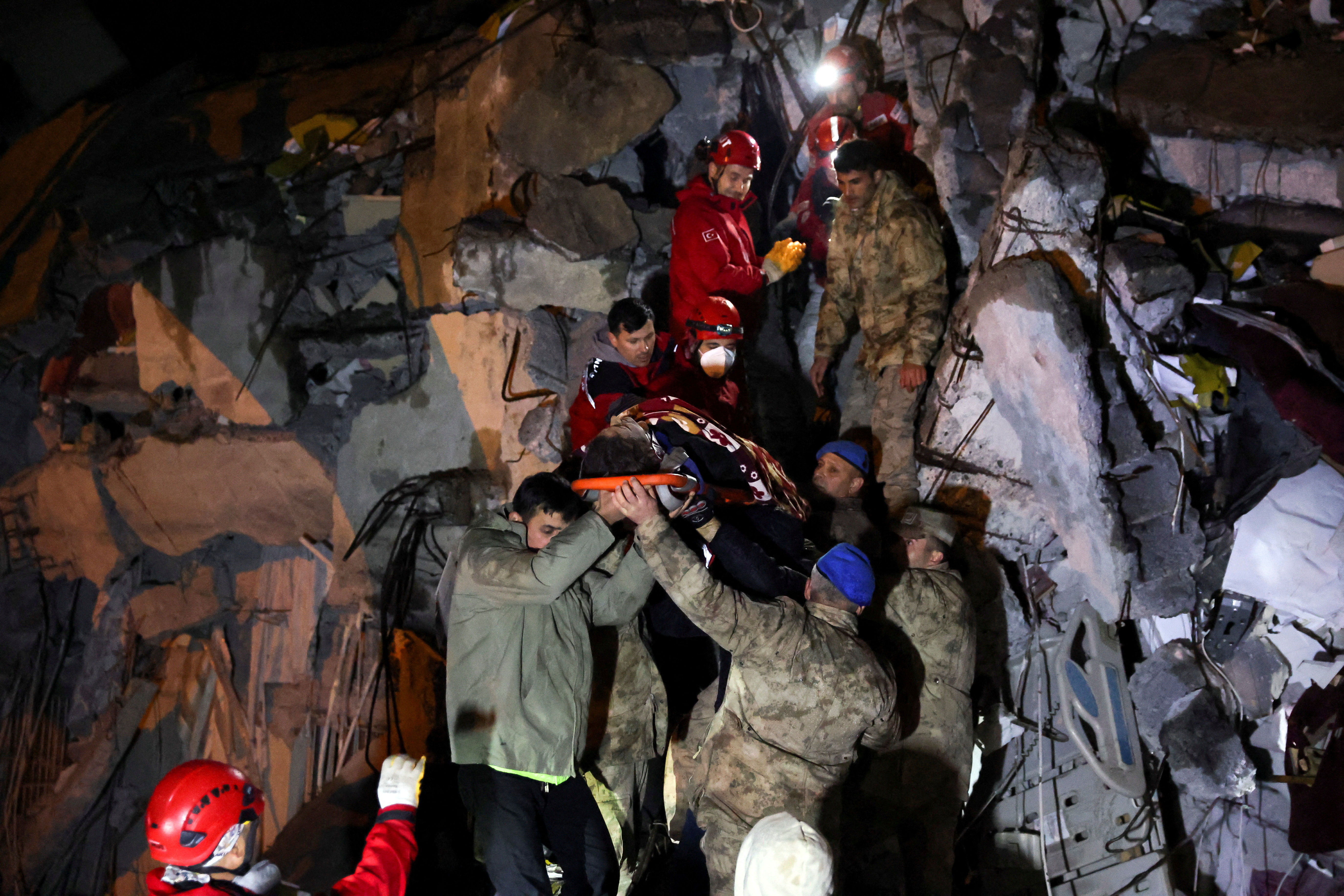 ▲▼土耳其敘利亞強震，搜救人員從瓦礫中搶救大量受傷民眾。（圖／路透社）