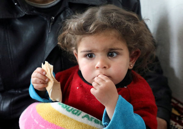 ▲▼敘利亞1歲半女童伊斯梅爾（Raghad Ismail）的家在6日大地震中被震垮，她奇蹟般毫髮無傷獲救，但母親和2名手足喪命。（圖／路透）