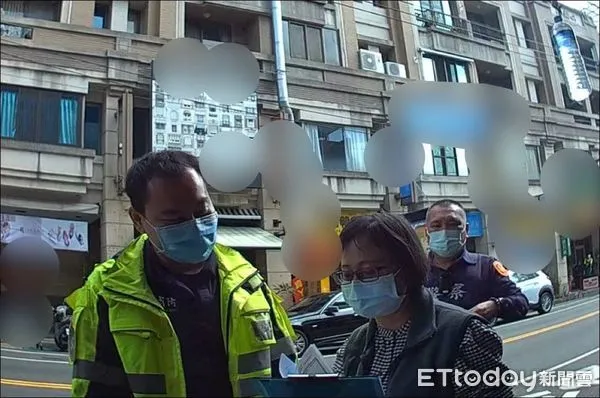 ▲▼台中警方協助精障男就醫時被對方強力掙扎，佛珠遭扯斷，員警安慰說，佛祖消災解厄。（圖／民眾提供，下同）