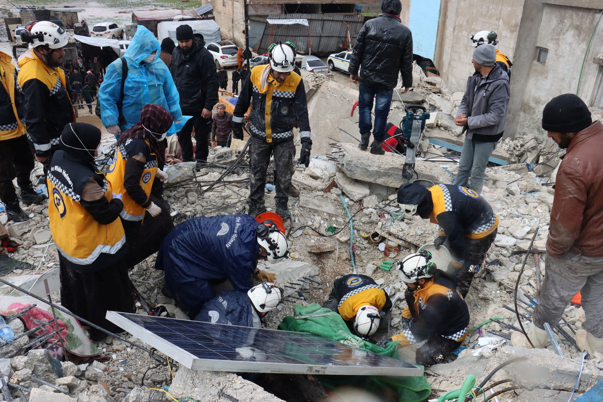 ▲▼敘利亞民防組織「白頭盔」（White Helmets）搜救受困災民。（圖／路透社）